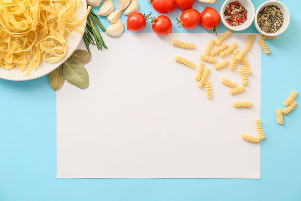 Тарелка с различными сырыми макаронами и продуктами на цветном фоне
 - Фото, изображение
