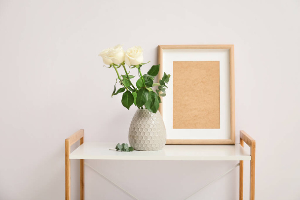 Красивые белые розы в вазе на столе
 - Фото, изображение