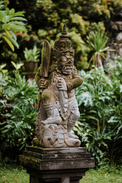 Arte y cultura tradicional de escultura de piedra balinesa en Bali, Indonesia
 - Foto, imagen