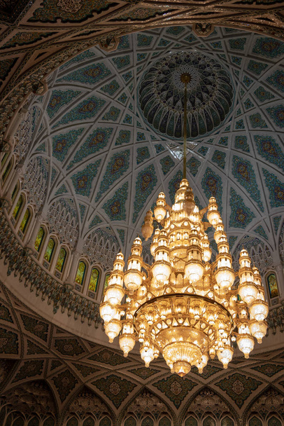 1992 'de, Sultan Qabus ibn Said ülkenin en büyüğü olması planlanan yeni bir cami inşası için düzenlemeler yaptı.. - Fotoğraf, Görsel