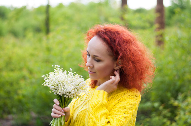close up red haired pretty girl posing with bouquet of white flowers in yellow sweater. gentle image young woman - Φωτογραφία, εικόνα