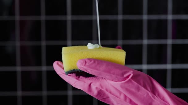 close-up shot van het gieten van de huishoudelijke chemicaliën om de spons - Video
