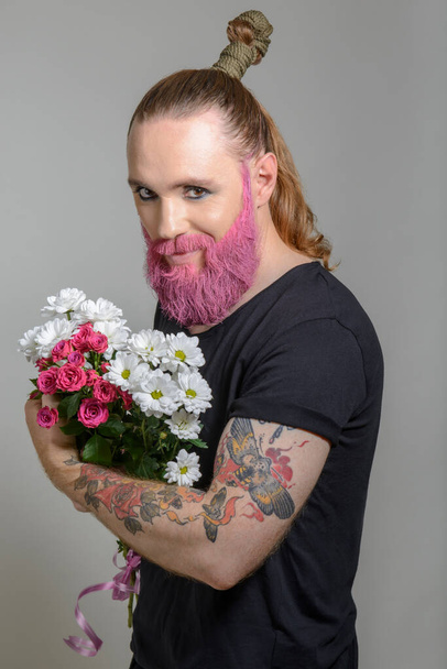 長い髪と白い背景に花とピンクのひげを持つ男 - 写真・画像