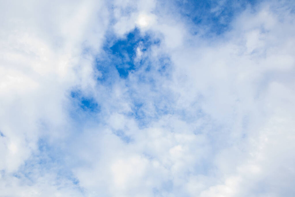 blauwe lucht achtergrond met wolken - Foto, afbeelding