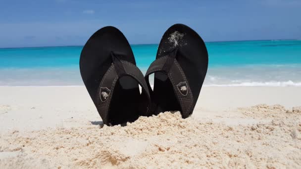 Slippers op het strand. Exotisch karakter van Dominicaanse Republiek, Caribisch gebied.  - Video