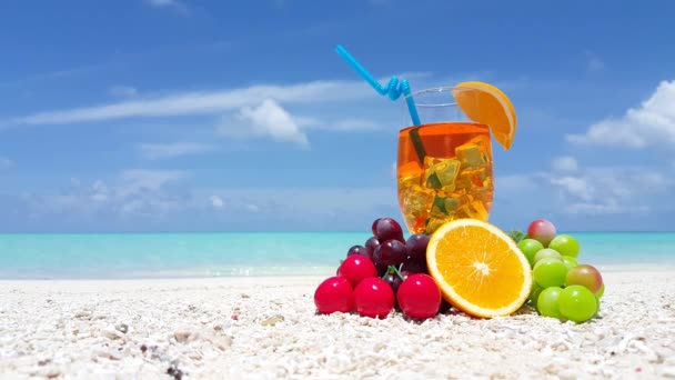Koktejl s ovocem na pláži. Výlet na Maledivy, jižní Asie.   - Záběry, video