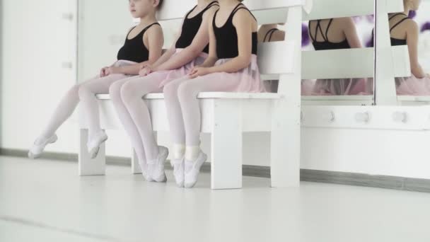 Νεαροί χορευτές μπαλέτου περιμένουν τον δάσκαλο - Πλάνα, βίντεο