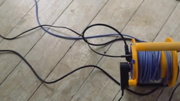 Drähte, die an die elektrischen Verlängerungskabel auf dem Boden angeschlossen sind - Filmmaterial, Video