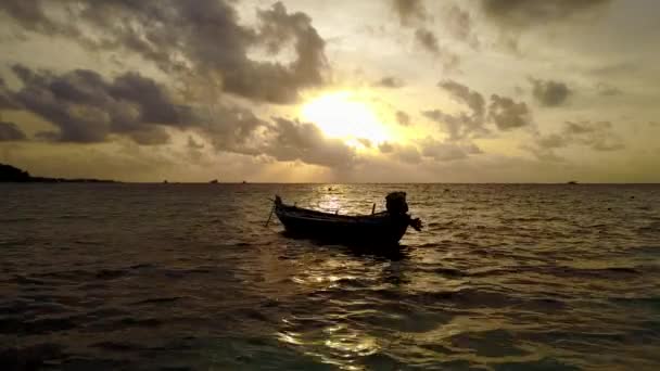 Üres hajó a parton az aranyóra alatt. Utazás Maldív-szigetekre, Dél-Ázsia.   - Felvétel, videó