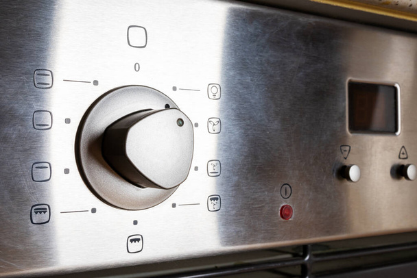 現代の電気オーブンのコントロールパネルのイメージ。電気オーブンを制御するためのボタン。閉鎖. - 写真・画像
