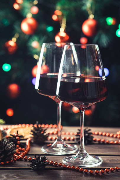 装飾されたクリスマスツリーを背景にしたワインのグラス。新年 - 写真・画像