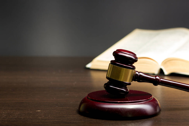 Conceito de lei - Livro de lei aberto com um martelo juízes de madeira na mesa em um tribunal ou escritório de aplicação da lei isolado em fundo branco. Espaço de cópia para texto - Foto, Imagem