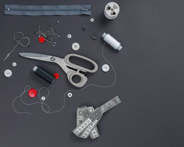 sewing items on a black background from above - Foto, immagini