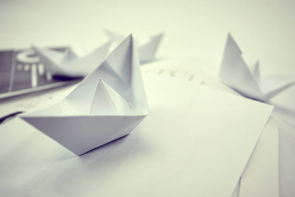 бумажные лодки на документах, концепция буиссинки
  - Фото, изображение