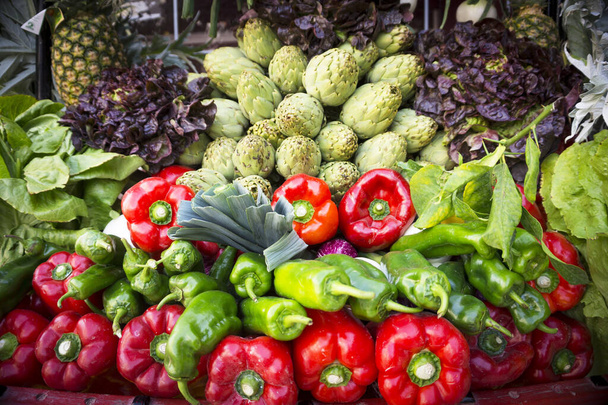 Porte-légumes avec poivrons et artichauts. Pas de peuple
 - Photo, image