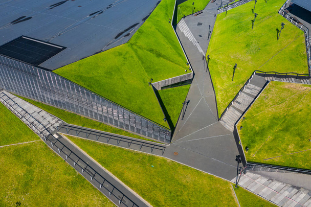 Архитектура центра Катовице. Вид с воздуха на зеленые травяные террасы. Верхняя Силезия, Польша
.  - Фото, изображение
