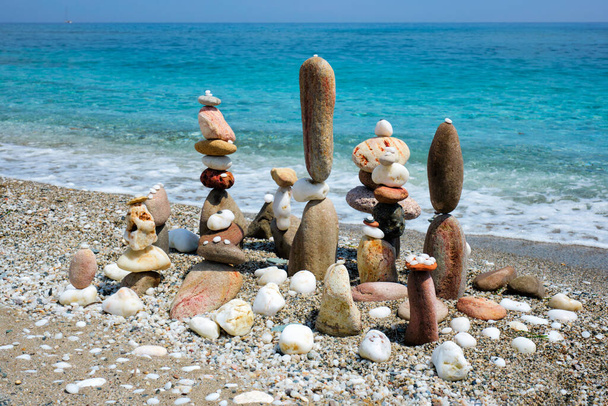 Концепция баланса и гармонии - галечные каменные стопки на пляже - Фото, изображение