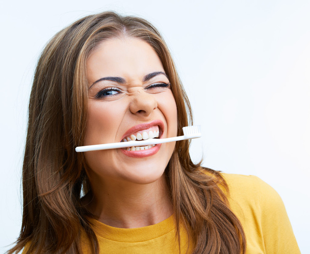 Nainen hammasharjan kanssa
 - Valokuva, kuva