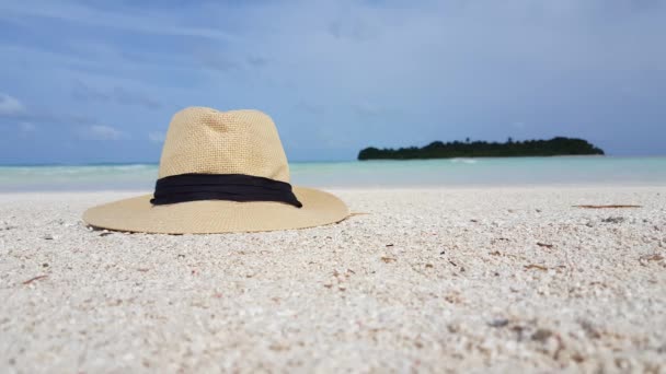 Slaměný klobouk na břehu. Tropická scéna na Bali, Indonésie.    - Záběry, video