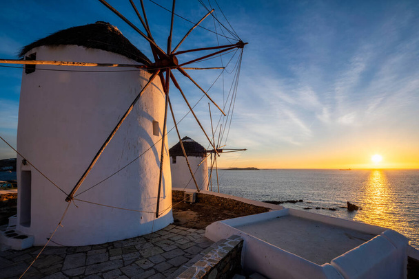 Mulini a vento tradizionali greci sull'isola di Mykonos all'alba, Cicladi, Grecia - Foto, immagini