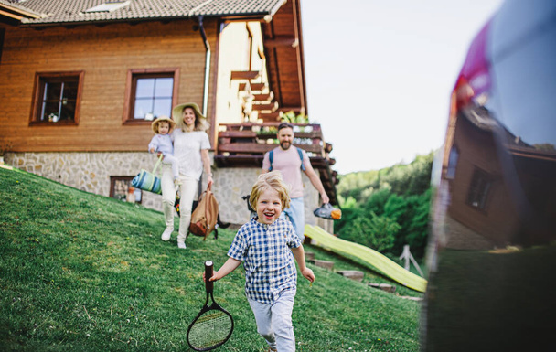 Family with two small children going on trip in countryside. - Zdjęcie, obraz