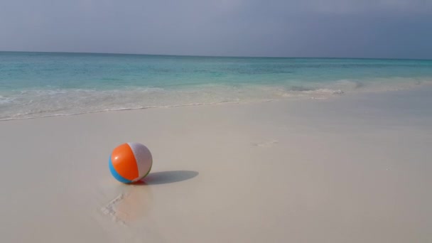 Aufblasbarer Ball am Strand. Sommerszene auf den Bahamas, Karibik. - Filmmaterial, Video