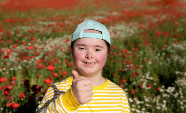 Νεαρή κοπέλα στο παρασκήνιο του τομέα των λουλουδιών - Φωτογραφία, εικόνα