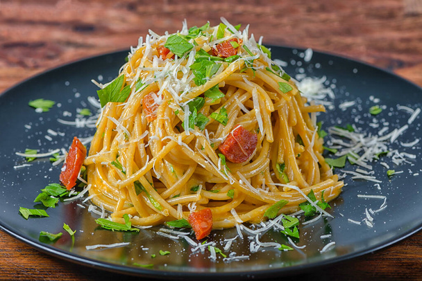 Spagetti carbonara chorizo tomaatti musta
 - Valokuva, kuva