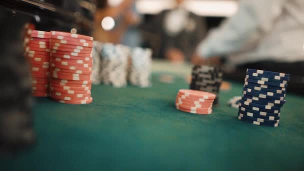 Stapel Chips liegen im Casino auf dem Tisch - Filmmaterial, Video