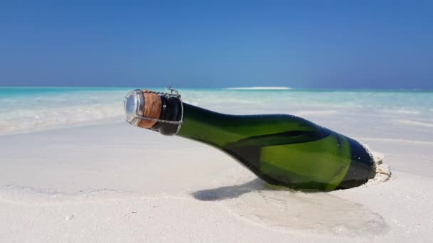 Champagne fles op het strand. Zomer ontspannen in Bali, Indonesië.   - Video