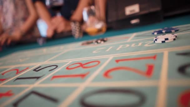 Montones de fichas están sobre la mesa en el casino
 - Metraje, vídeo