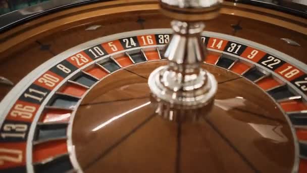 Primer plano de la ruleta en el casino con un fondo oscuro
 - Metraje, vídeo