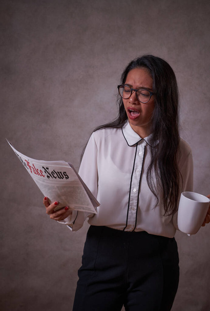 Vrouwen drinken koffie en lezen een krant, nepnieuws, zakelijk nieuws, beursnieuws - Foto, afbeelding