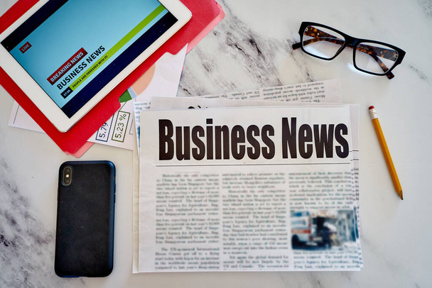 Business News, Sanomalehti pöydällä, aamukahvi, talousuutisia
            - Valokuva, kuva