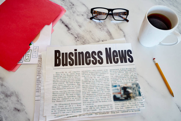 Business News, Sanomalehti pöydällä, aamukahvi, talousuutisia
            - Valokuva, kuva