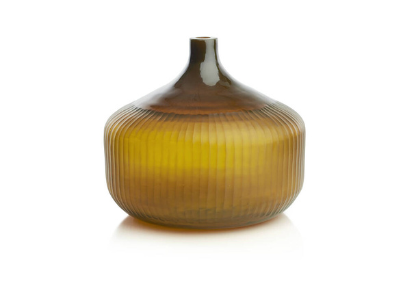 Grote gele fles vaas moderne huisdecoratie geïsoleerd. Kruik vaas geel bruin glas geïsoleerd op wit. - Foto, afbeelding