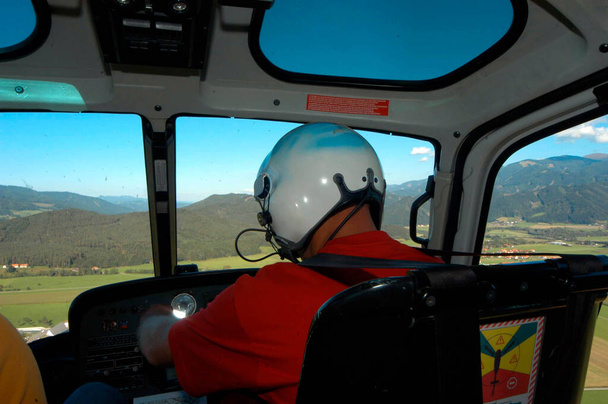 ヘリコプターでのパイロット飛行、夏に高山の風景を見る - 写真・画像