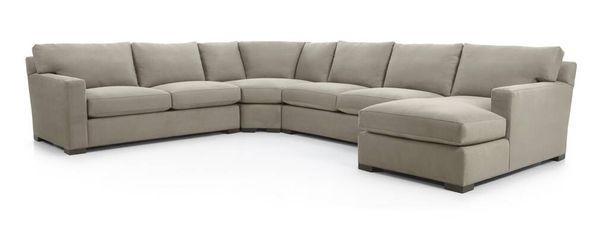 Sofá angulado moderno blanco grande, muebles suaves, aislado. Sofá de esquina aislado, sillón angular muebles marrones
.  - Foto, imagen