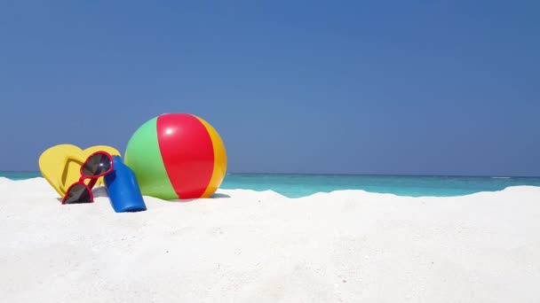 Aufblasbares Ballspielzeug mit Flasche und Sonnenbrille am Strand. Sommerliche Meereslandschaft auf den Malediven, Südasien. - Filmmaterial, Video