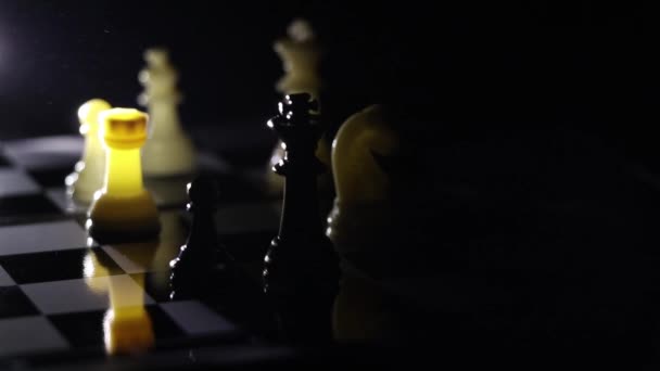 šachové figurky na šachovnici v tmavé místnosti osvětlené lucernou - Záběry, video