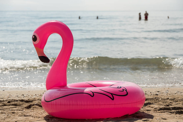 fato de banho rosa em forma de cisne - diversão de férias na praia
 - Foto, Imagem