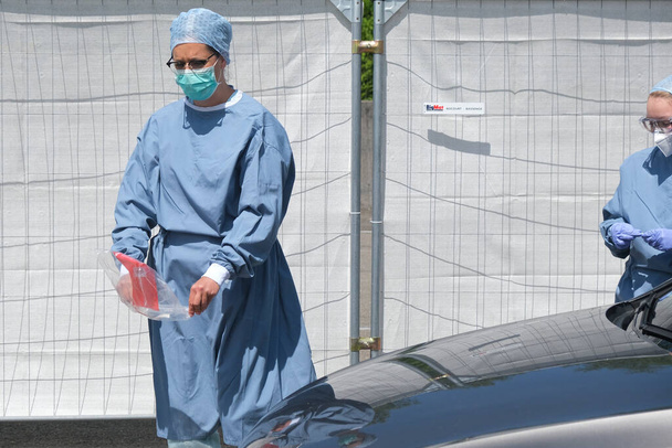 Terveydenhuollon työntekijä valmistelee sepelvaltimotautitestit hätäalueella Liegen yliopistollisessa sairaalassa Belgiassa 5. toukokuuta 2020
. - Valokuva, kuva
