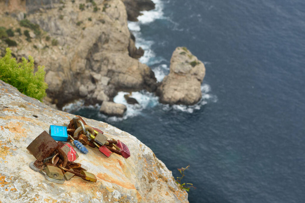 "A szerelem zár" a sziklákon a Cap de Formentor, Mallorca-ban - Fotó, kép
