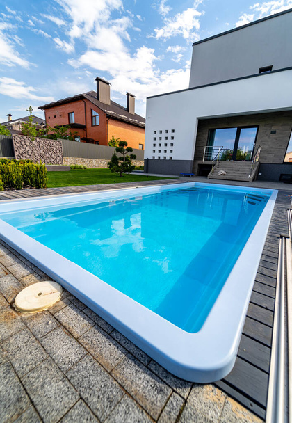 Vue du sol. Maison moderne avec véranda ouverte et piscine. Architecture moderne. - Photo, image