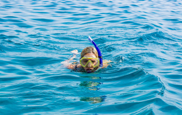 ritratto femminile in maschera snorkeling stile di vita attività acquatiche in mare periodo di vacanza estiva
 - Foto, immagini