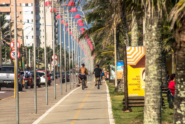 Itanhaem, Sao Paulo, Brazil, January 22, 2018. Vehicle and tourist traffic on the Beach Avenue promenade in the center of Itanhaem, south coast of Sao Paulo. - 写真・画像