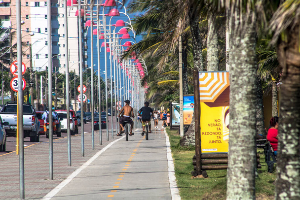 Itanhaem, Sao Paulo, Brazil, January 22, 2018. Vehicle and tourist traffic on the Beach Avenue promenade in the center of Itanhaem, south coast of Sao Paulo. - 写真・画像