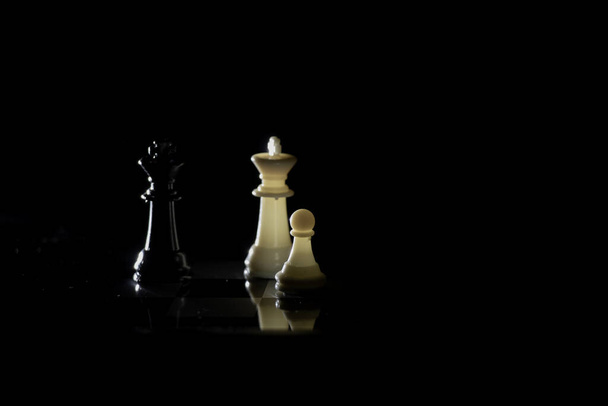 Σκάκι σε σκακιέρα σε σκοτεινό δωμάτιο φωτισμένο από φανάρι - Φωτογραφία, εικόνα