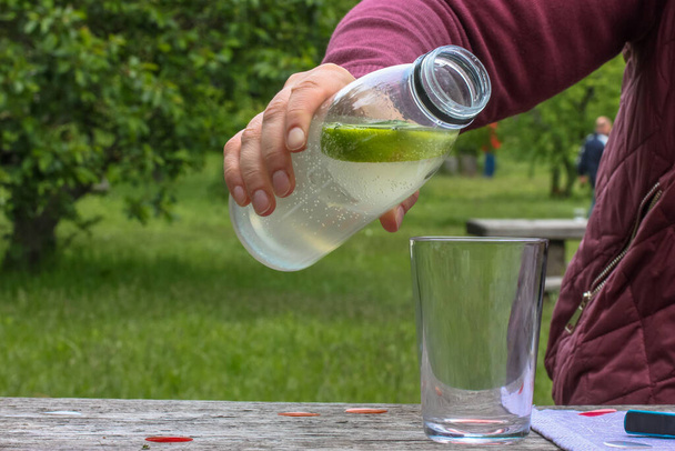 Лимонад в бутылке, освежающий напиток в жаркий летний день
. - Фото, изображение