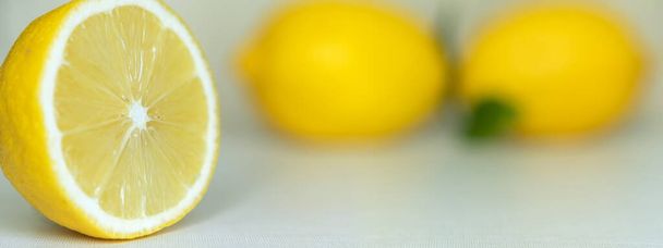 Половина лимона на кухонному столі, мала глибина різкості
. - Фото, зображення